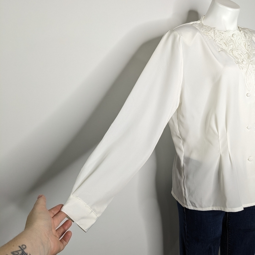 ✨3/$15 Vintage Le Caviar white embroidered button down 14 - Picture 4 of 7